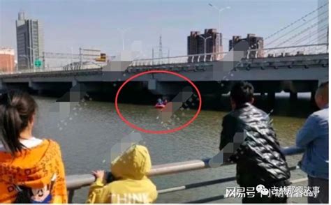 8月2日，河北秦皇岛。#17岁男孩跳入海沟连救3女孩牺牲 ，母亲在海边悲伤痛哭。小英雄一路走好