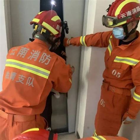 惊险！云南一小区电梯上升时突然出现故障，导致两人被困在电梯内！_宣威市_救援_报警