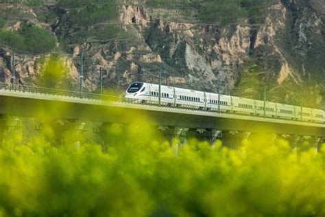 “轨道上的京津冀”越跑越快，每天坐高铁上下班是什么体验？