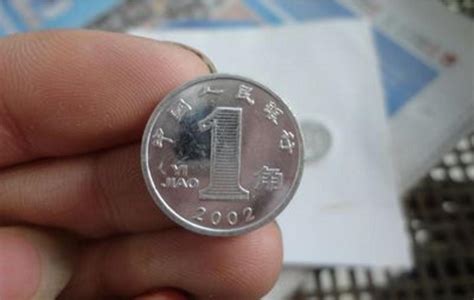 现在的一块钱硬币怎么变那么小了？？？|硬币_新浪新闻