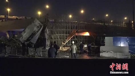 走进现场：工地坍塌砸中公交 事故已致1死多人受伤（图)_图片_中国小康网