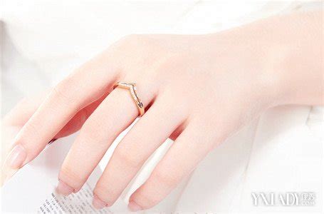 【图】右手小指戴戒指是什么意思 戴戒指的几大讲究_小指戴戒指是什么意思_伊秀服饰网|yxlady.com