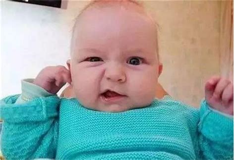 为什么宝宝经常性挠耳朵 宝宝挠耳朵什么原因 _八宝网
