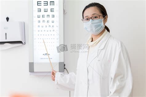 戴眼镜的医生在医院里很开心高清图片下载-正版图片505905052-摄图网