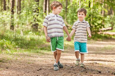 两个兄弟男孩卫生友谊微笑公园朋友保健快乐乐趣男性童年高清图片下载-正版图片321351845-摄图网