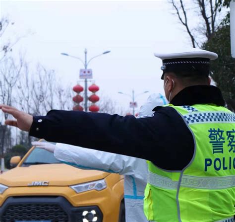 陕西咸阳一男子强闯疫情防控卡点 被警方行拘15天