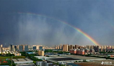 斯人若彩虹 遇上方知有。北京雨后天空现双彩虹景象美轮美奂。8月26日，北京，雨后彩虹。8月26日傍晚，北京在一阵暴雨过后天空出现双彩虹景象 ...