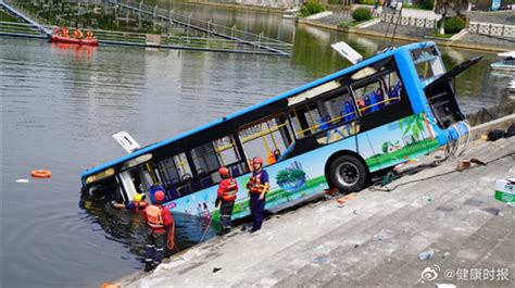 贵州公交坠湖幸存学生:拼命游出 车上还有要参加高考的学生-中国网