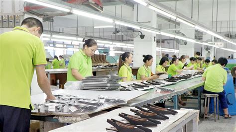 在涂岭镇溪头村弘盛鞋面加工厂，缝纫机飞快运转，20多名工人正在进行鞋面拼接、修剪、缝合、包装等工作，生产现场忙碌而有序。