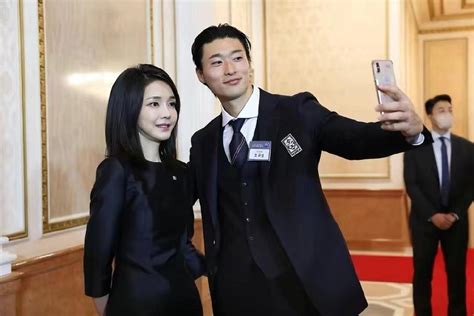 韩国总统夫妇为国足设宴！美貌夫人穿小黑裙惊艳了，为孙兴憨敬酒