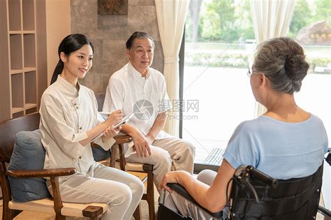 中医养生馆员工服务老年夫妻高清图片下载-正版图片501630772-摄图网