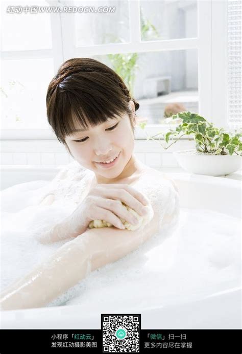 泡在浴缸里洗澡的美女图片免费下载_红动中国