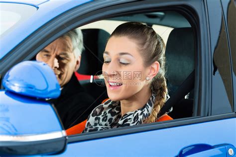 驾驶学校年轻女子驾驶汽车高清图片下载-正版图片504881606-摄图网