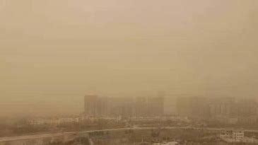 内蒙古多地再遭沙尘暴袭击：呼和浩特一栋楼7分钟被“淹没”_凤凰网