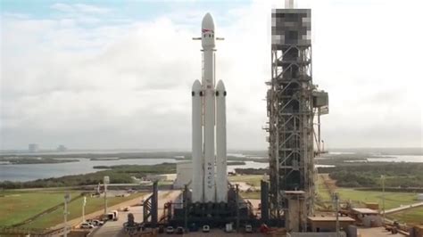 SpaceX猎鹰重型火箭将执行月球任务：2023年发射NASA寻水月球车_凤凰网