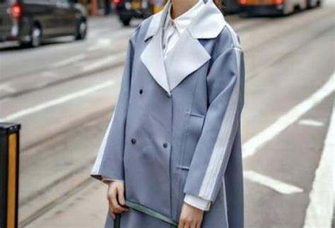 今冬流行的雾霾蓝大衣，内搭这3种经典色，穿出“高级感”！|雾霾|大衣|经典色_新浪新闻