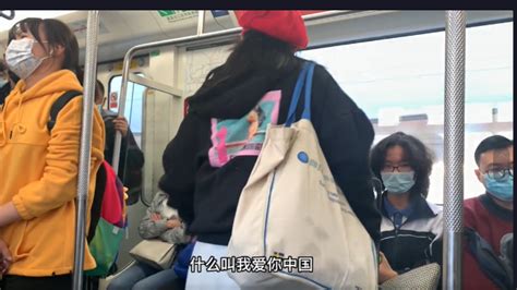 “女士优先车厢”内女子挨个嘲讽男乘客不让座 地铁方：自愿不强迫