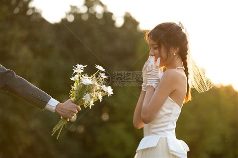 夕阳下的浪漫求婚婚纱照高清图片下载-正版图片501694902-摄图网