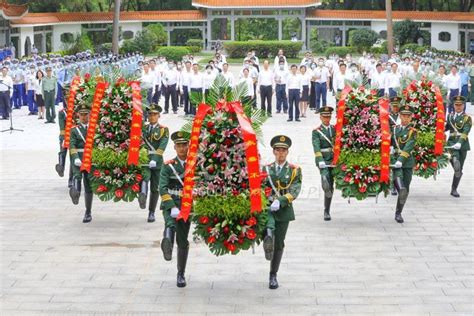 广西梧州：武警官兵向英烈敬献花篮-人民图片网