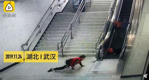 七旬老人地铁站摔倒却拒绝通知家人：瞒着儿子偷偷出来玩的！