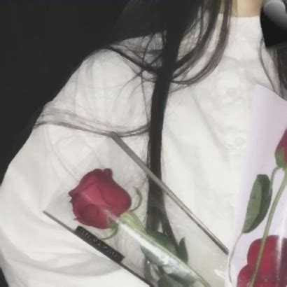 温柔简约衬衫女生头像