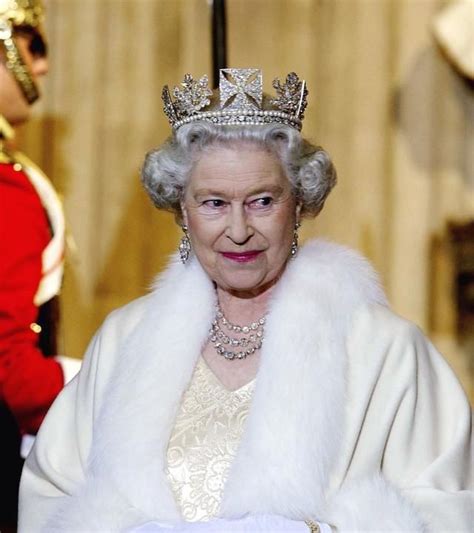 177年历史的蓝宝石胸针 英女王戴了半个世纪_时尚_环球网