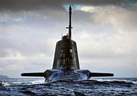 英国皇家海军前卫级战略核潜艇“复仇”号入港维修_新浪图片