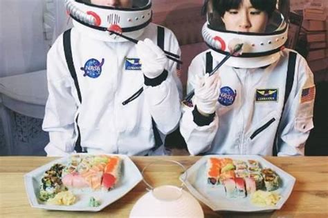 宇航员怎么吃饭 - 业百科