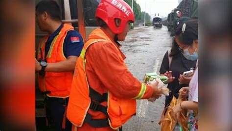 消防员帮助3名学生手机充电给家人报平安_凤凰网视频_凤凰网