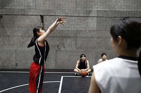 女30多岁女生打篮球运球的人高清图片下载-正版图片502133913-摄图网