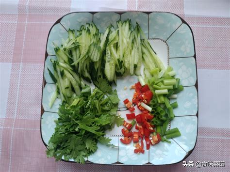 【南瓜金针菇汤的做法步骤图，怎么做好吃】YOYO_下厨房
