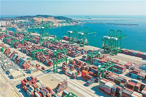 汕头港广澳港区新年首条国际集装箱航线开通