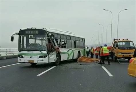 长江大桥上公交车追尾工程车 一乘客受伤_上海滩_新民网