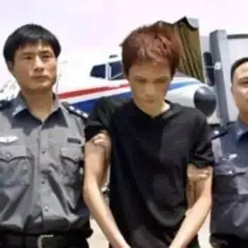 他在重庆杀人后，逃到缅甸当上了监狱长｜中国大案纪实|邓宇|重庆市|纪实_新浪新闻
