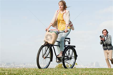街拍：骑自行车的小姐姐，仅凭一个背影都好看