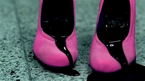 一双诡异的粉红色高跟鞋，所有女人都会为之着迷！