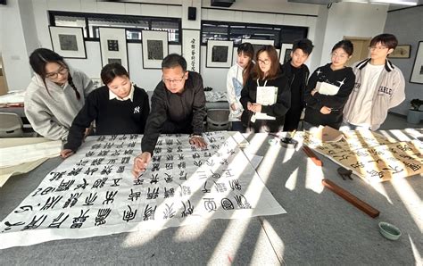 壮观，新年第一天120名大学生现场篆刻古意盎然！这门小众艺术竟是中国文化“走出去”的潜力股