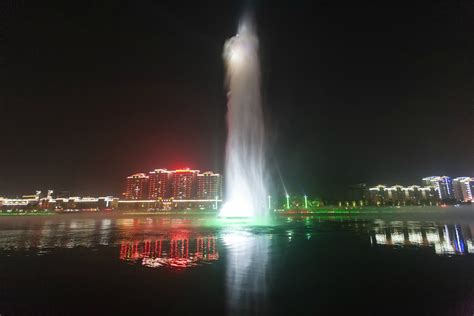 航拍空中鸟瞰夜晚灯光照亮的广东河源亚洲第一高喷泉夜景—高清视频下载、购买_视觉中国视频素材中心