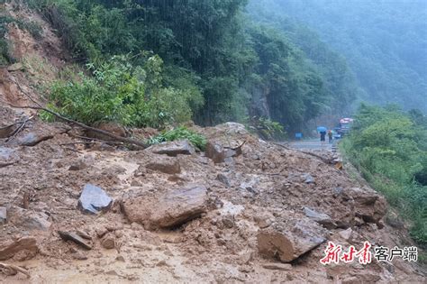 暴雨导致陇南康县多条干线公路水毁，公路部门正全力抢修