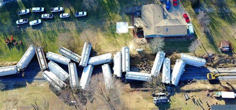 美国爱荷华州得梅因河上中心街桥的WS AERIAL POV视图视频素材_ID:VCG42598518759-VCG.COM