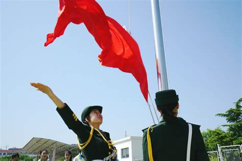 【五星红旗飘起来】壮观！71名同学托举巨幅国旗从“中国心”方阵穿过|国旗|祖国|五星红旗_新浪新闻