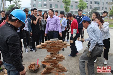 福建工程学院 大学生与泥瓦匠比拼砌墙技术_福州新闻_海峡网