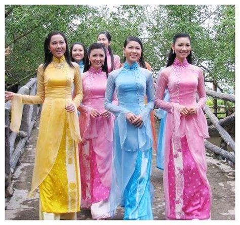 顺化皇城有很多热心的越南女导游, 她们身穿美丽的传统服装