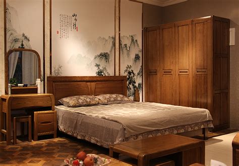 卧室使用木地板，与家具打搭配上风格统一_装修美图-新浪家居