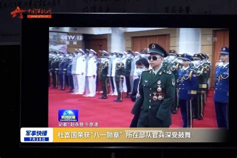 英雄杜富国来到感动中国现场，让敬一丹哽咽，把现场形容给他听！_腾讯视频