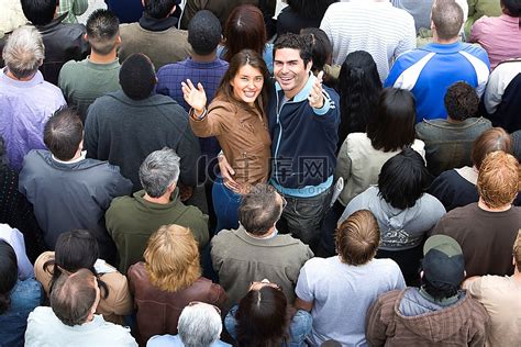 年轻的夫妇拥抱在人群中高清摄影大图-千库网