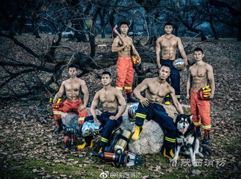 铁血硬汉们秀肌肉！2018中国消防员台历照片曝光