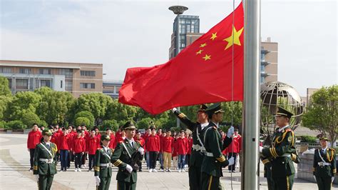 学校举行庆祝中华人民共和国成立七十一周年升旗仪式