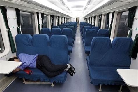 部分春运列车车厢空荡 坐票乘客睡“卧铺”_ 视频中国