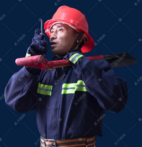消防安全救援灾难英雄手拿电话铁锹素材图片免费下载-千库网